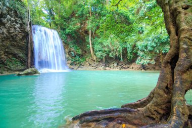 Derin orman Erawan şelale Milli Parkı Kanchanaburi Tayland, şelaleler