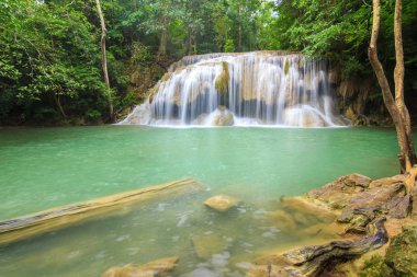 Derin orman Erawan şelale Milli Parkı Kanchanaburi Tayland, şelaleler