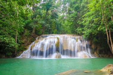 Derin orman Erawan şelale Milli Parkı Kanchanaburi Tayland, şelaleler