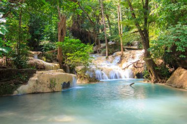 Derin orman Erawan şelale Milli Parkı Kanchanaburi Tayland, şelaleler