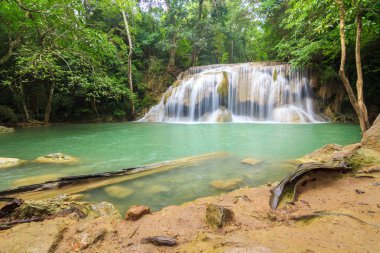 Derin orman Erawan şelale Milli Parkı Kanchanaburi Tayland, şelaleler