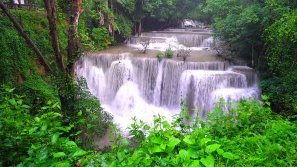 エラワンの滝カンチャナブリ タイの国立公園の深い森の滝 — ストック動画