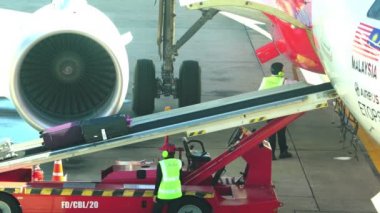 4k: İşçiler havaalanı kapısına bagaj yüklüyor