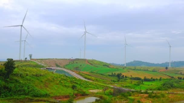 Turbinas Eólicas Que Produzem Energia Renovável Limpa — Vídeo de Stock