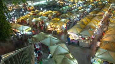 Hd: TI Night pazarı çeşitli mallar satıyor. Bangkok, Tayland 'da