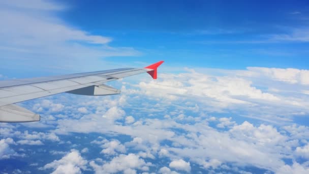 Flugzeugflügel Und Himmelsblick Aus Dem Fenster Auf Wolke — Stockvideo