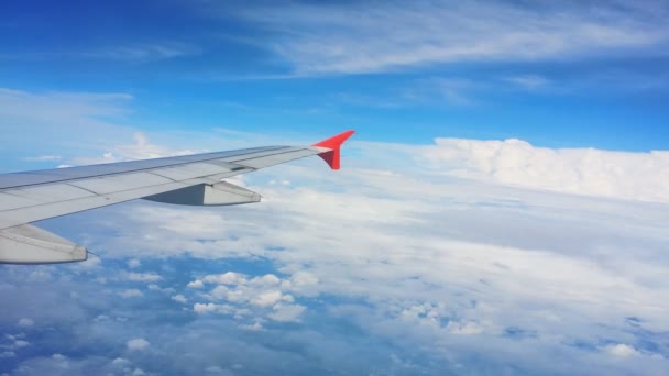 Flugzeugflügel Und Himmelsblick Aus Dem Fenster Auf Wolke — Stockvideo