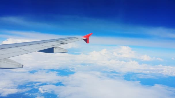 Flugzeugflügel Und Himmelsblick Aus Dem Fenster Auf Wolke — Stockvideo