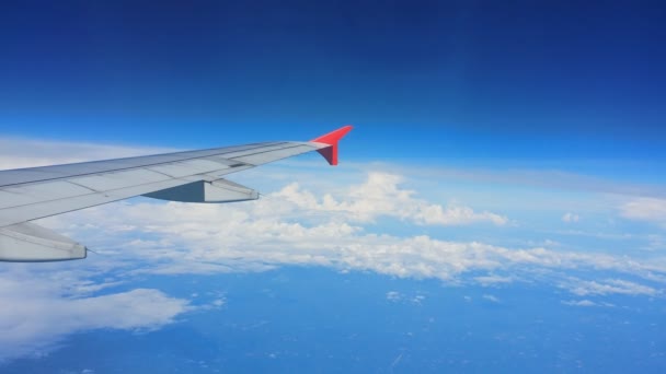 雲の上の窓からの飛行機の翼と空の景色 — ストック動画