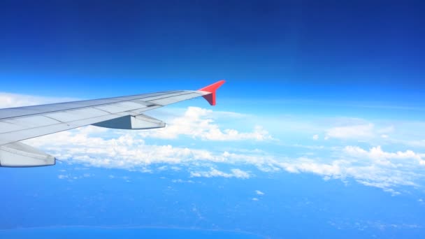 Flugzeugflügel Und Himmelsblick Aus Dem Fenster Auf Wolke — Stockvideo