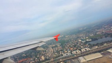 Uçakların kanatları ve gökyüzü manzarası bulutların üzerindeki pencereden