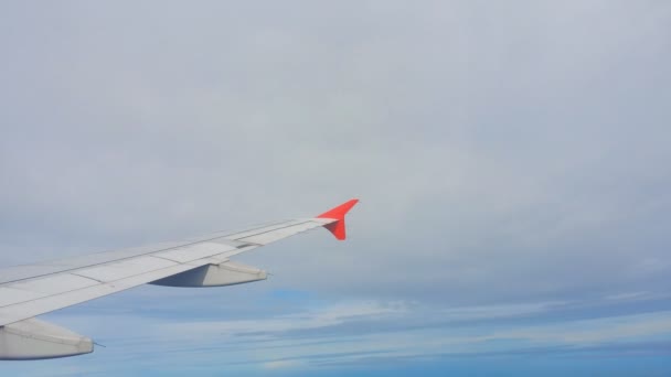 비행기 날개와 하늘을 위에서 바라본 — 비디오