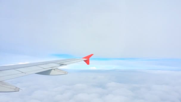 Flugzeugflügel Und Himmelsblick Aus Dem Fenster Auf Wolke — Stockvideo