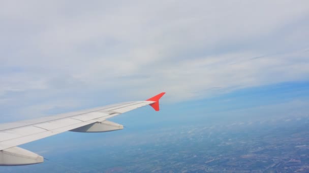 Aile d'avion et vue sur le ciel depuis la fenêtre sur le nuage 