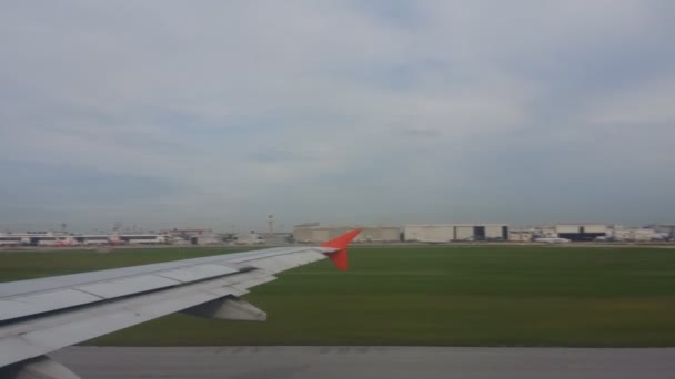 Flugzeugflügel Und Himmelsblick Aus Dem Fenster Auf Wolke — Stockvideo