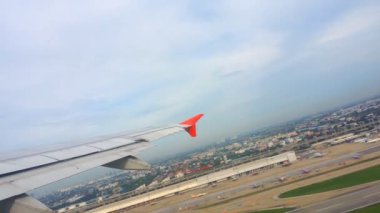 Uçakların kanatları ve gökyüzü manzarası bulutların üzerindeki pencereden