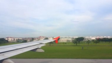 Uçakların kanatları ve gökyüzü manzarası bulutların üzerindeki pencereden