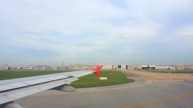 Uçakların kanatları ve gökyüzü manzarası bulutların üzerindeki pencereden