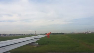 Uçakların kanatları ve gökyüzü manzarası bulutların üzerindeki pencereden