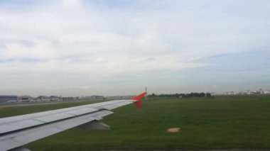 Uçakların kanatları ve gökyüzü manzarası bulutların üzerindeki pencereden