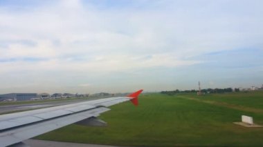 Uçakların kanatları ve gökyüzü manzarası bulutların üzerindeki pencereden