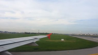 Uçakların kanatları ve gökyüzü manzarası bulutların üzerindeki pencereden