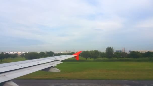 Vliegtuigvleugel Luchtzicht Vanuit Raam Wolk — Stockvideo