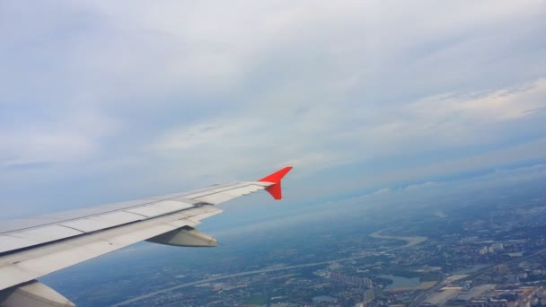 Vliegtuigvleugel Luchtzicht Vanuit Raam Wolk — Stockvideo