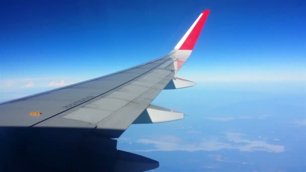 Flugzeugflügel Und Himmelsblick Aus Dem Fenster Auf Wolke — Stockvideo