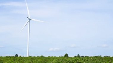 Rüzgar türbinleri temiz yenilenebilir enerji üretiyor.