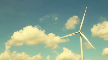 Rüzgar türbinleri temiz yenilenebilir enerji üretiyor.