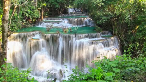Vodopády v hlubokém lese u vodopádu Erawan v národním parku Kanchanaburi, Thajsko