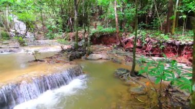 Derin orman Erawan şelale Milli Parkı Kanchanaburi Tayland, şelaleler