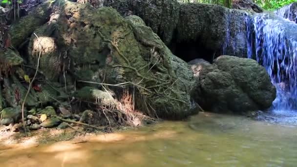 エラワンの滝カンチャナブリ タイの国立公園の深い森の滝 — ストック動画