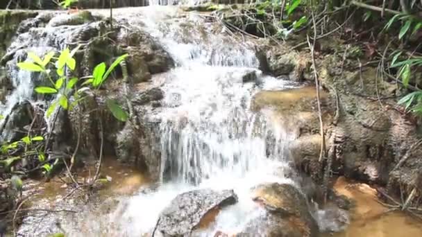 在国家公园北碧府的爱侣湾瀑布森林深处的瀑布 — 图库视频影像