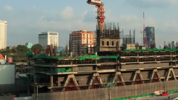 Trabalhando Grande Canteiro Obras Com Guindaste Contra Céu Azul Formato — Vídeo de Stock