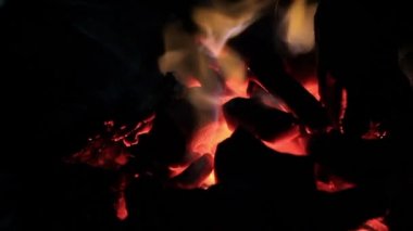 Koyu arka plan üzerinde yanan odun. Ateş ve alev.