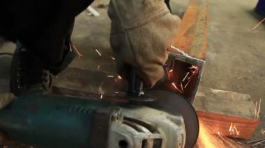 İşçi endüstriyel öğütücü kullanıyor, sanayi geçmişi var..