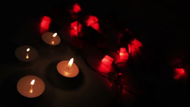 燃焼キャンドルを灯し 背景のクリスマス ライト — ストック動画