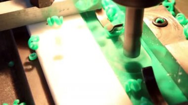 Material Plastik Pe1000 Profili Kesiliyor.