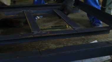 Kıvılcım saçan bir fabrikada kaynak yapan bir işçi.