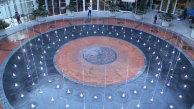 Su fışkıran çeşme, yüksek çözünürlüklü 1920x1080 Biçimi