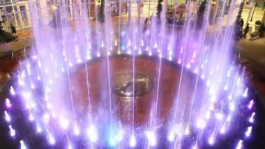 Su fışkıran çeşme, yüksek çözünürlüklü 1920x1080 Biçimi