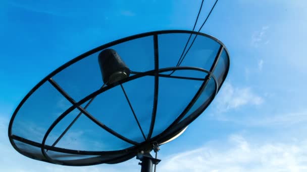 Satellite Dish Cloudscape Cielo Blu Sfondo Bianco Nuvola — Video Stock