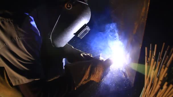 Ein Arbeiter Schweißt Einer Fabrik Während Funken Fliegen — Stockvideo