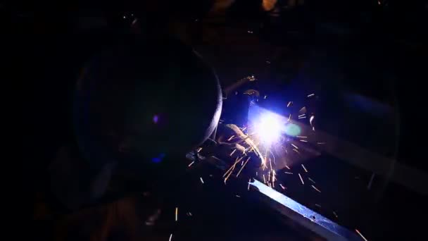 火花飞溅时工人在工厂里焊接 — 图库视频影像