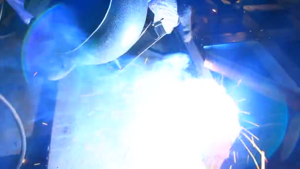 Ein Arbeiter Schweißt Einer Fabrik Während Funken Fliegen — Stockvideo
