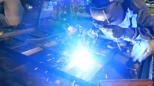 火花飞溅时工人在工厂里焊接 — 图库视频影像