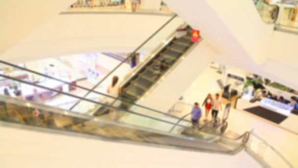 Gente Usando Escaleras Mecánicas Del Centro Comercial — Vídeos de Stock
