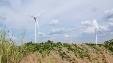 Rüzgar türbinleri elektrik depolama videosu oluşturuyor